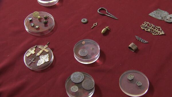 Археологи показали найденные  монеты эпохи Ивана Грозного - Sputnik Абхазия