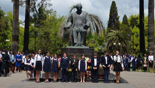 Возложение и чтение стихов у памятника поэта Шинкуба - Sputnik Абхазия