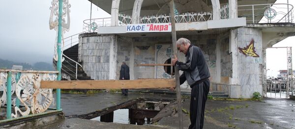Причал под водой: кадры места обрушения у ресторана Амра Причал под водой: кадры места обрушения у ресторана Амра - Sputnik Абхазия