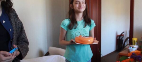 Торт Sputnik и обнимашки: Валерию Адлейба поздравили с днем рождения - Sputnik Абхазия