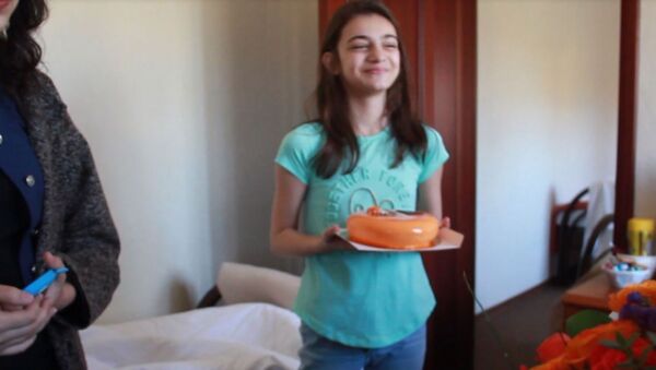Торт Sputnik и обнимашки: Валерию Адлейба поздравили с днем рождения - Sputnik Абхазия