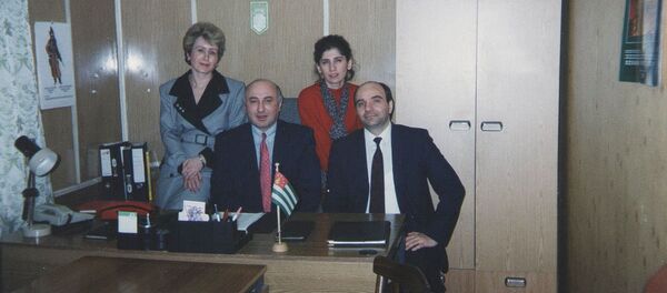 Игорь Ахба, Юрий Анчабадзе, пресс-служба Татьяна Гулиа, переводчик Лиана Кварчелия, 1994 год в офисе на улице Куусинена Игорь Ахба, Юрий Анчабадзе, пресс-служба Татьяна Гулиа, переводчик Лиана Кварчелия, 1994 год в офисе на улице Куусинена - Sputnik Абхазия