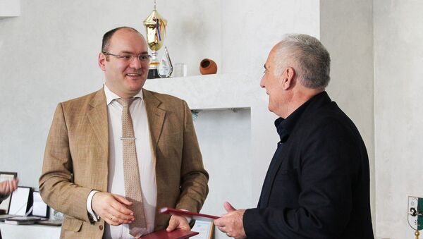 Глава нац банка Беслан Барателия передает памятные монеты в государственный музей - Sputnik Абхазия