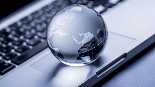 Стеклянная модель земного шара на ноутбуке - Sputnik Абхазия