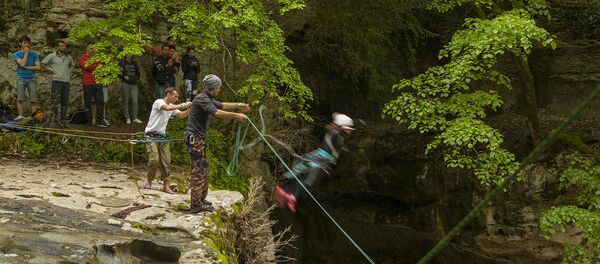 Прыжок Анжелики с Шакуранского водопада Прыжок Анжелики с Шакуранского водопада - Sputnik Абхазия