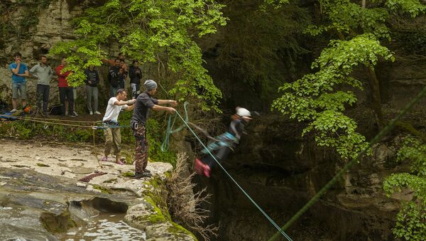 Прыжок Анжелики с Шакуранского водопада - Sputnik Абхазия