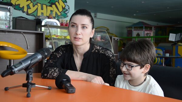 Хорошо учится, но плохо ходит: Саакян рассказала о своем сыне Давиде - Sputnik Абхазия