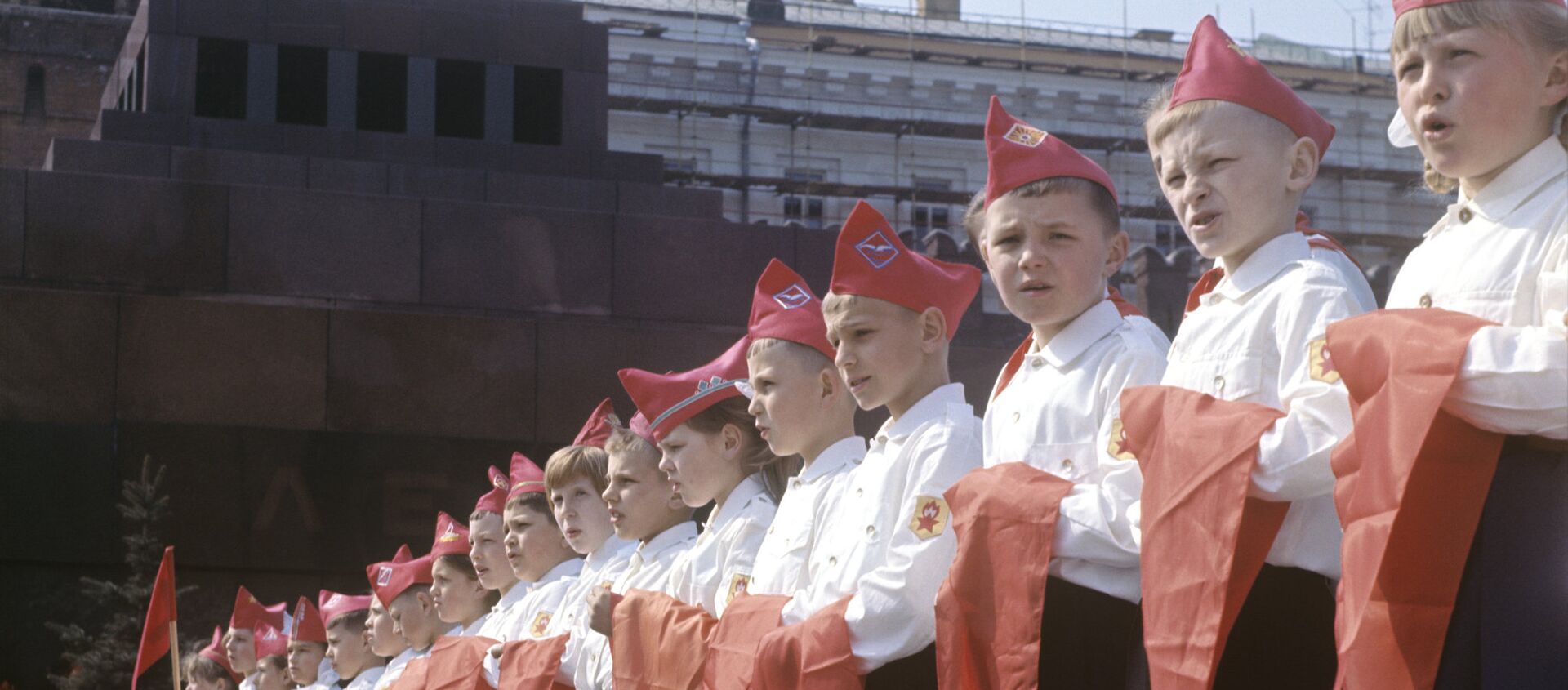 Участники торжественной церемонии принятия в пионеры на Красной площади в Москве. - Sputnik Абхазия, 1920, 19.05.2017