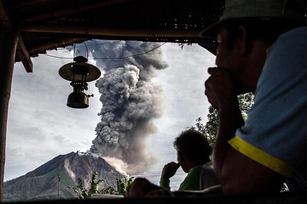 Извержения вулкана Синабунг в деревни Бегандинг в Каро, провинция Северная Суматра,Индонезия,  19 мая 2017 года - Sputnik Абхазия