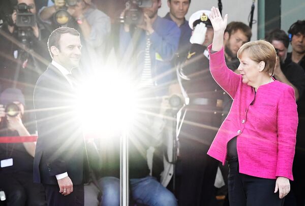 Канцлер Германии Ангела Меркель и президент Франции Эммануэль Макрон после церемонии приветствия 15 мая 2017 года в канцелярии в Берлине - Sputnik Абхазия
