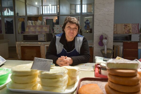 Лариса Кове. Ей 60 лет. Работает на рынке 20 лет. Продает молочную продукцию, в частности, сыр. Живет в Сухуме - Sputnik Абхазия