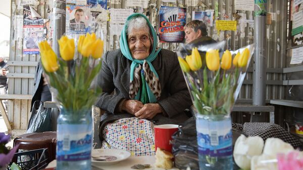 Назакат Гасимовна Назирова. Соседи по прилавку и покупатели обращаются к ней Баба Надя. Ей уже за 80, из них почти 20 лет работает в торговле. Занимается цветами - Sputnik Абхазия