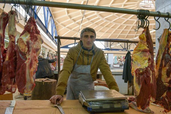 Алхас Квициния. 31 год, из них 10 работает на рынке мясником - Sputnik Абхазия