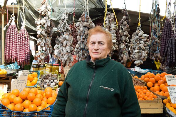 Регина Алмасхановна Адзинба. Родом из Джгерды Очамчырского района. Продает фрукты и сухофрукты. Работает на рынке более 20 лет - Sputnik Абхазия