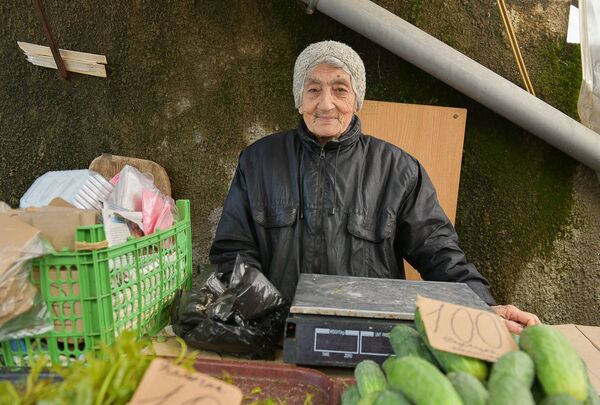 Саакян Джульетта, как и многие, продает овощи. Торговлей занимается около 40 лет. Самой ей 74 года. - Sputnik Абхазия