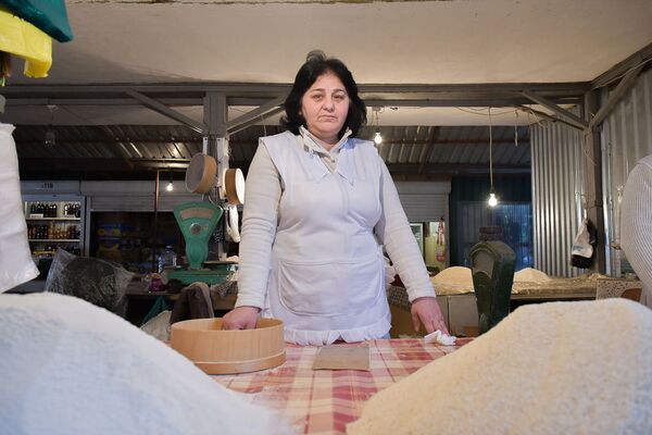 Инга Харчилава занимается продажей кукурузной муки. Ей 49 лет. В торговле 20 лет - Sputnik Абхазия