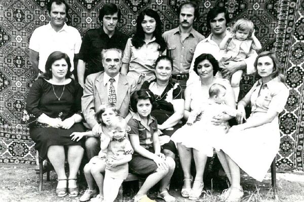 Большая и дружная семья Алексея Чичба. Стоят слева направо: старший зять Юрий Гагулия, младший сын Азамат, дочь Эсма, младший зять Валерий Багателия, старший сын Игорь. Сидят слева направо: дочь Нелли, Алексей Чичба, его супруга Фрося Куруа, страшая дочь Эмма и невестка актриса Тома Авидзба. - Sputnik Абхазия
