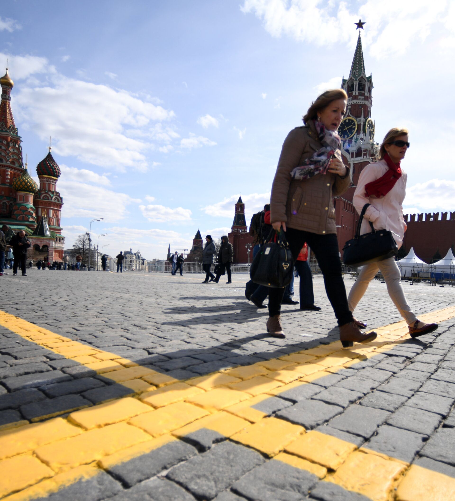 Понедельник в москве выходной. Туристы на красной площади. Россияне на красной площади. Фотосессия на красной площади. Семья на красной площади.