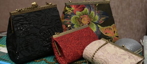 Оксана Цвижба и ее сумки ручной работы Оксана Цвижба и ее сумки ручной работы - Sputnik Абхазия