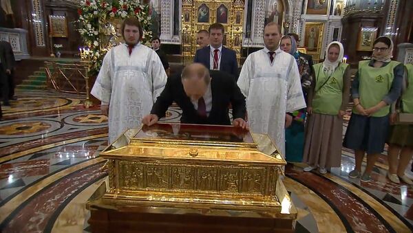 Путин приложился к мощам Николая Чудотворца в храме Христа Спасителя - Sputnik Абхазия