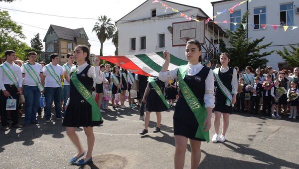 Прощальный танец: выпускники Абхазии расставались со школой танцуя - Sputnik Абхазия