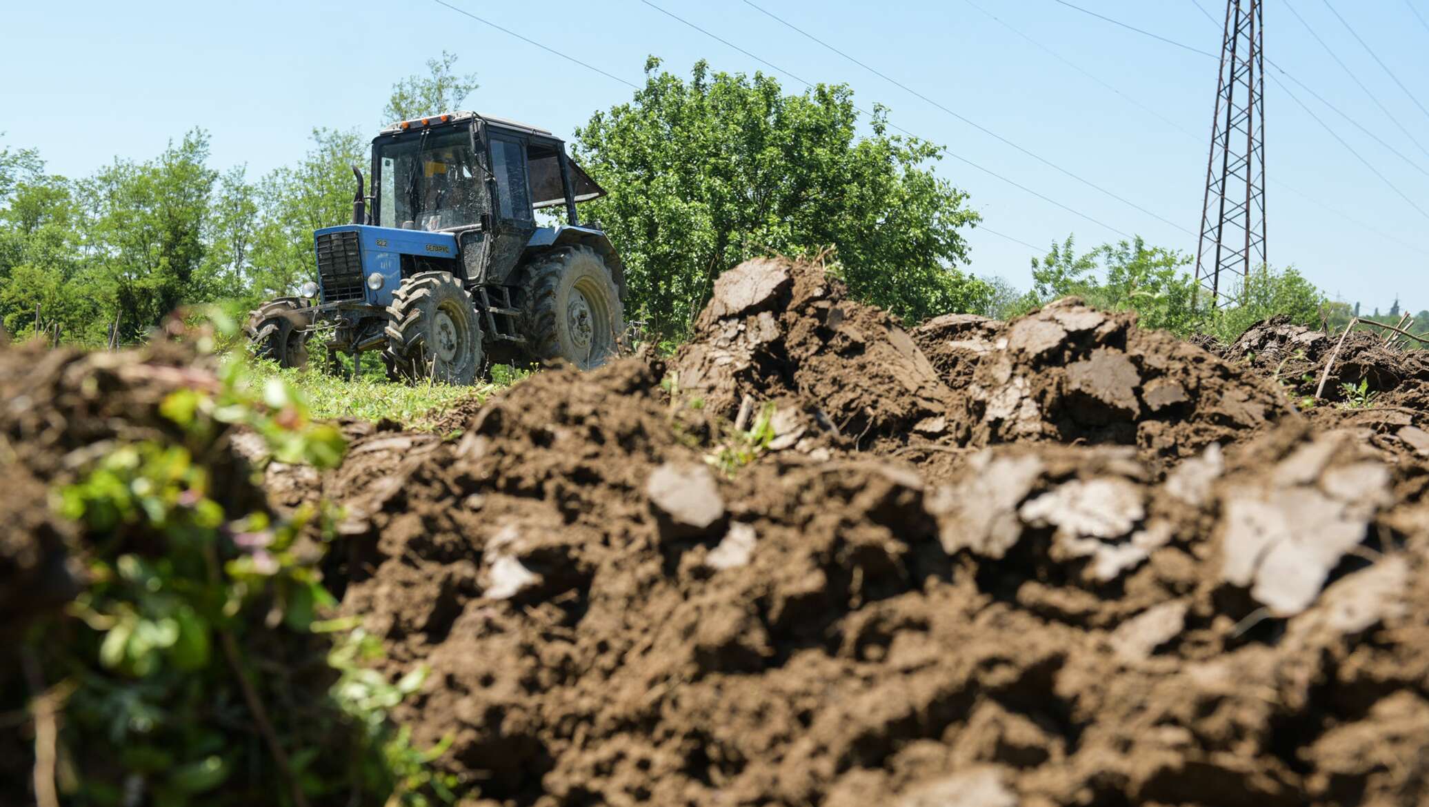 Глубокая вспашка. Вспашка почвы. Распашка почв. Распахивание земель. Пахота земли.