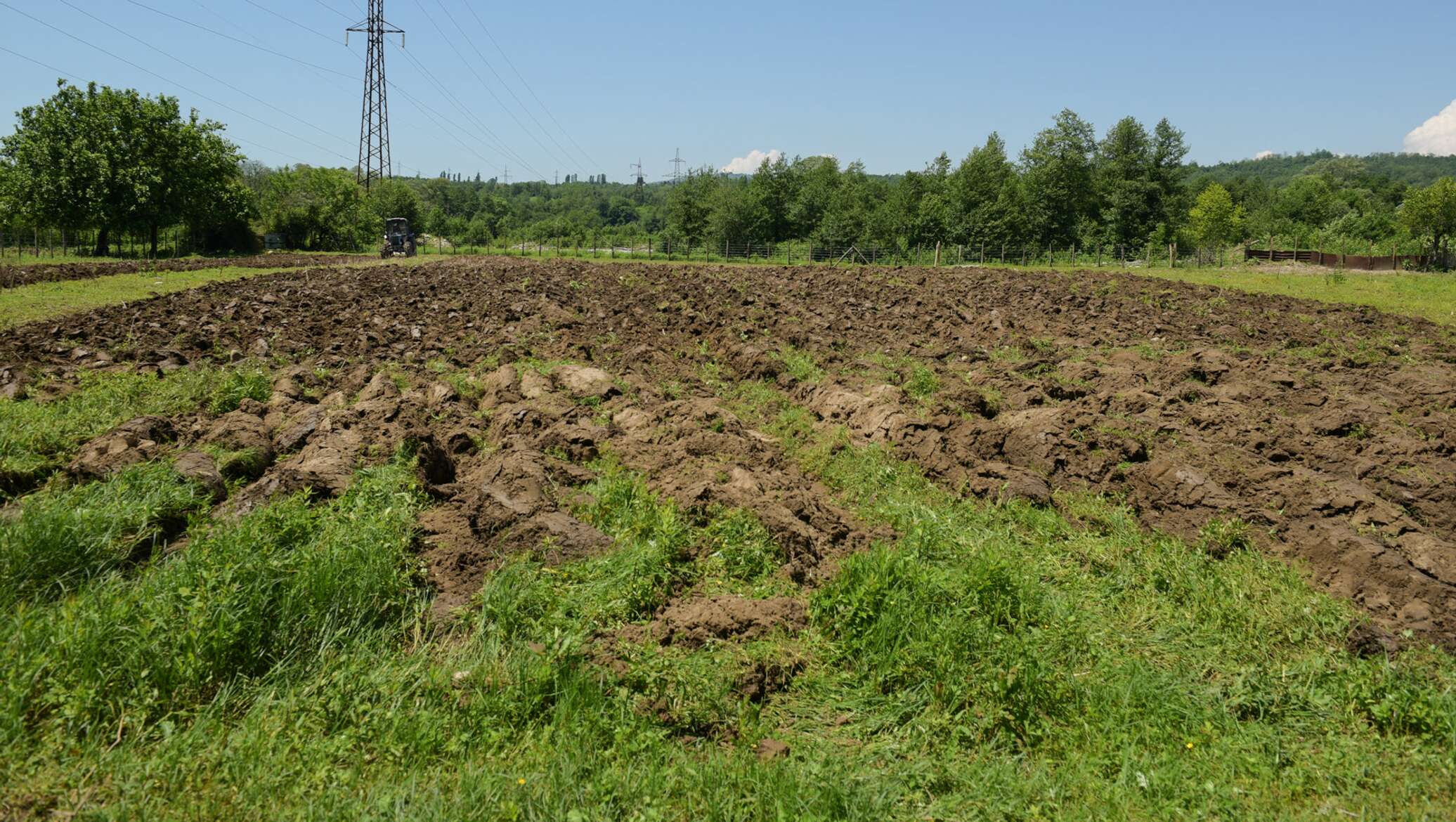 Вспахать гектар. Вспашка участка. Фото вспаханного участка. Прямоугольное Вспаханное поле участок земли. Посмотреть участок 10 соток вспаханной земли.