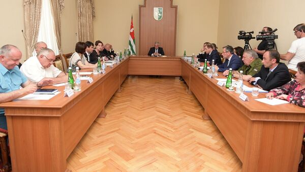 Совещание по вопросам реализации закона о государственном языке под председательством Президента Рауля Хаджимба - Sputnik Абхазия