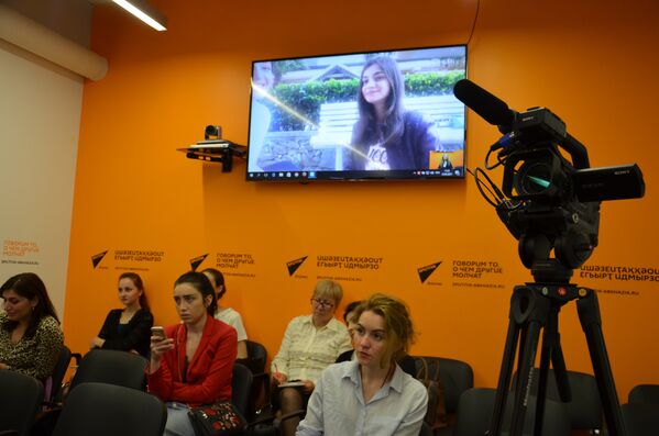 Видеомост с победительницей вокального проекта телеканала НТВ Ты супер! - Sputnik Абхазия