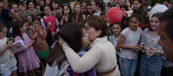 Поклонники Валерии Адлейба в Гудауте перегородили ей путь в Сухум - Sputnik Абхазия