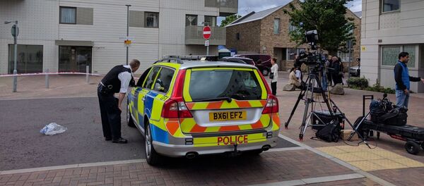 Полиция во дворе дома после теракта в Лондоне - Sputnik Абхазия