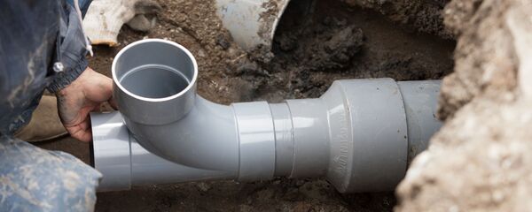 Работник рядом с канализационной трубой Работник рядом с канализационной трубой - Sputnik Абхазия