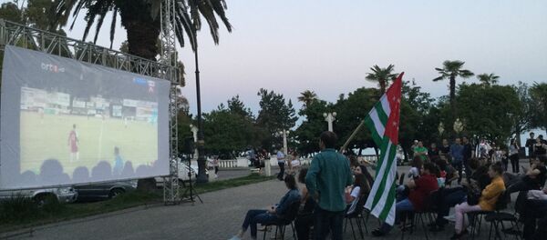 Зрители на набережной смотрят матч Абхазия - Южная Осетия на ЧЕ ConIFA 2017 Зрители на набережной смотрят матч Абхазия - Южная Осетия на ЧЕ ConIFA 2017 - Sputnik Абхазия