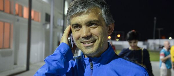 Главный тренер сборной Абхазии Беслан Аджинджал принимает поздравления от президента Рауля Хаджимба после победы в матче со сборной Северного Кипра Главный тренер сборной Абхазии Беслан Аджинджал принимает поздравления от президента Рауля Хаджимба после победы в матче со сборной Северного Кипра - Sputnik Абхазия