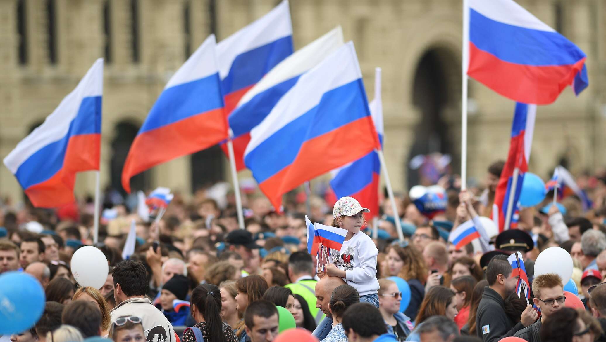 Люди с флагами России
