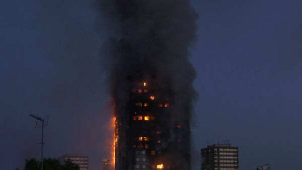 Мощный пожар в 24-этажном жилом доме в Лондоне - Sputnik Абхазия
