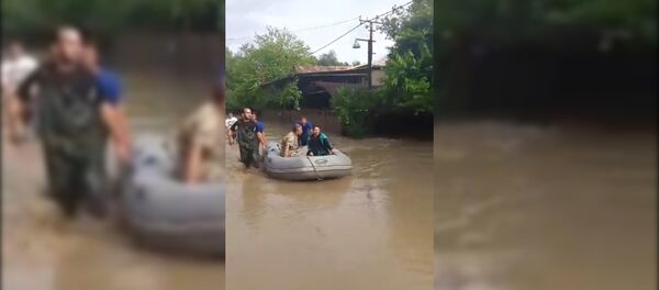 Жители улицы Чанба спасались от потопа на лодках МЧС Жители улицы Чанба спасались от потопа на лодках МЧС - Sputnik Абхазия