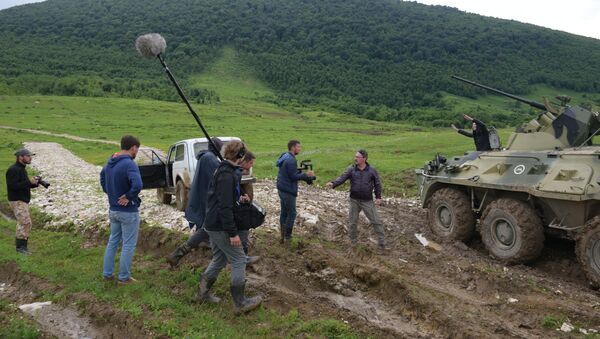 Ведущие RT испытали российскую военную технику на абхазском полигоне - Sputnik Абхазия