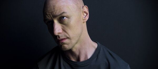 Джеймс МакЭвой в фильме Сплит Джеймс МакЭвой в фильме Сплит - Sputnik Абхазия