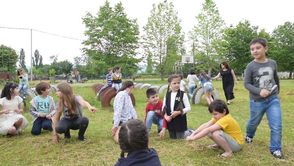 Веселье и полезные кружки: как проводят лето дети в лагере Алашарбага - Sputnik Абхазия