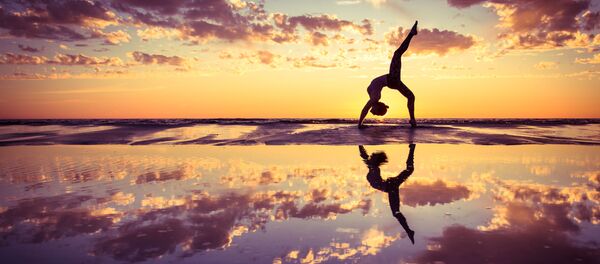 Девушка занимается йогой на закате - Sputnik Абхазия