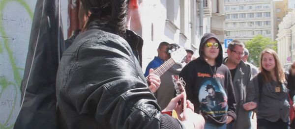 Стена Виктора Цоя: поклонники почтили память артиста на Арбате - Sputnik Абхазия