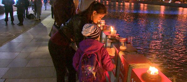 Москвичи зажгли 1418 свечей накануне Дня памяти и скорби Москвичи зажгли 1418 свечей накануне Дня памяти и скорби - Sputnik Абхазия