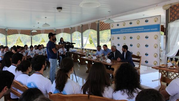 Президент Абхазии встретился с молодежными лидерами - Sputnik Абхазия