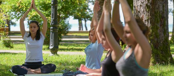 Занятие йогой в парке Занятие йогой в парке - Sputnik Абхазия