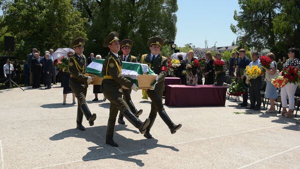 Церемония перезахоронения останков Дмитрия Чепенца в Парке Боевой Славы в городе Сухум - Sputnik Абхазия