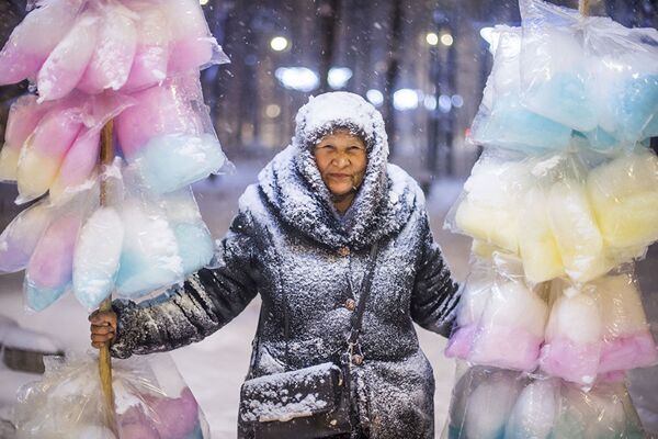 Продавщица сладкой ваты во время метели в городе Бишкек - Sputnik Абхазия