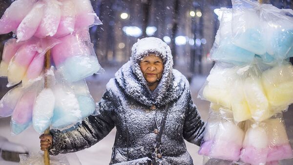 Продавщица сладкой ваты во время метели в городе Бишкек - Sputnik Абхазия