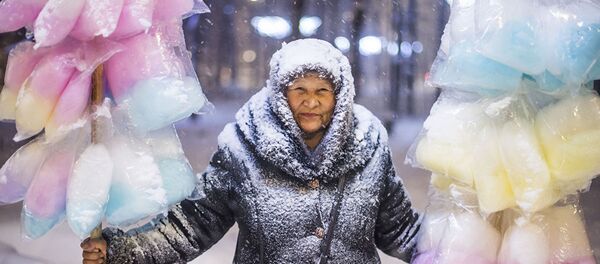 Продавщица сладкой ваты во время метели в городе Бишкек Продавщица сладкой ваты во время метели в городе Бишкек - Sputnik Абхазия