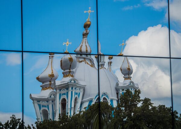 Купола Смольного православного собора, отраженные в соседнем здании в Санкт-Петербурге - Sputnik Абхазия